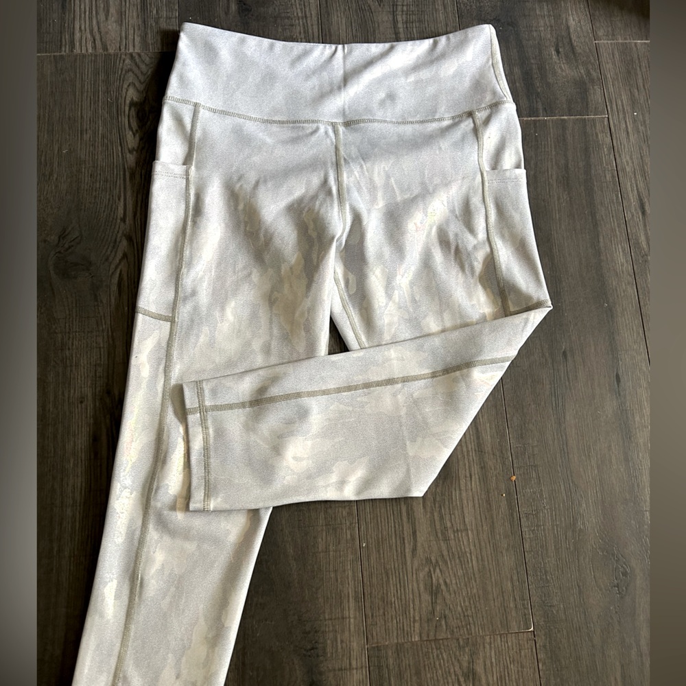 ZYIA silver camo metallic pocket “Light n Tight” women’s size 8/10 - Picture 3 of 7